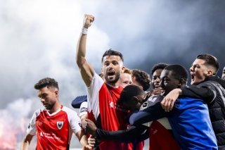La joie des joueurs d'Aarau, qui joueront le barrage face à l'avant-dernier de Challenge League KEYSTONE/JEAN-CHRISTOPHE BOTT
